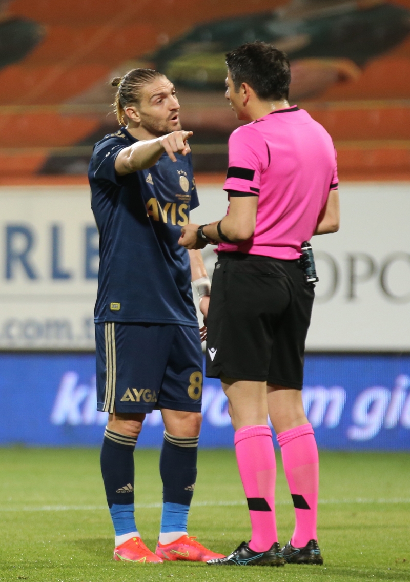 <p>Yaplan kontrollerde pozisyonun ofsayt olmad da saptannca Gkhan'n krmz kart geerli sayld ve Fenerbahe 10 kii kald.</p>