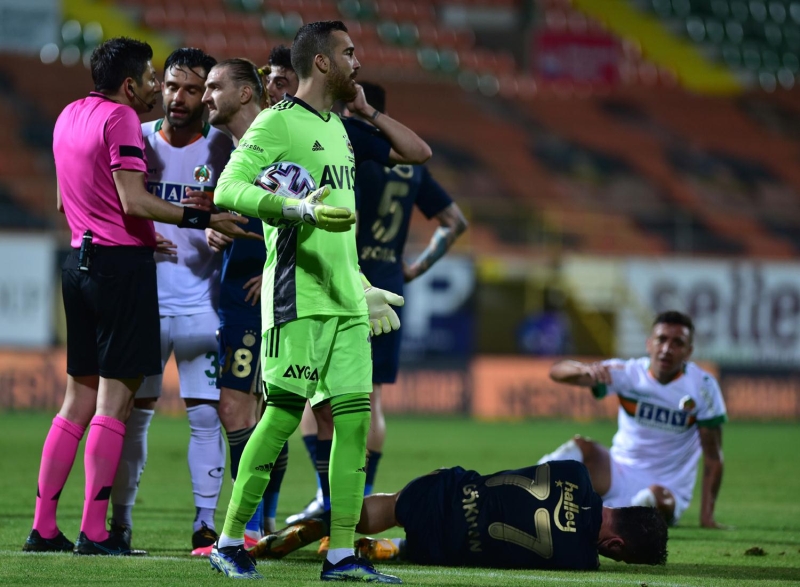 <p> 5'li baraj kurdurmak isteyen Harun'a Caner Erkin sinirlendi. Harun Tekin'e 'Olum adam yok burada!' dedi. Daha sonrasnda barajdaki futbolcu says 4'e dt.</p>