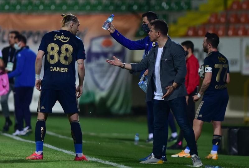 <p>Alanyaspor'un kazand frikikte ise sar lacivertli ekibin iki yldz ismi Harun Tekin ve Caner Erkin arasnda gergin anlar yaand. </p>