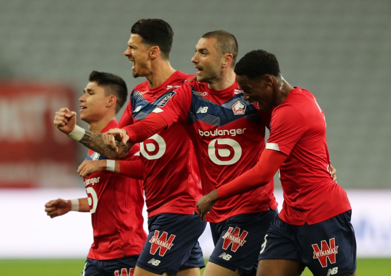 <p>Yılmaz'ın 2 sarı kartı bulunduğu ifade eden Galtier, milli futbolcunun bir sarı kart daha görmesi halinde cezalı duruma düşeceğini, bunu önlemek için onu oyundan çıkardığını söyledi.</p>