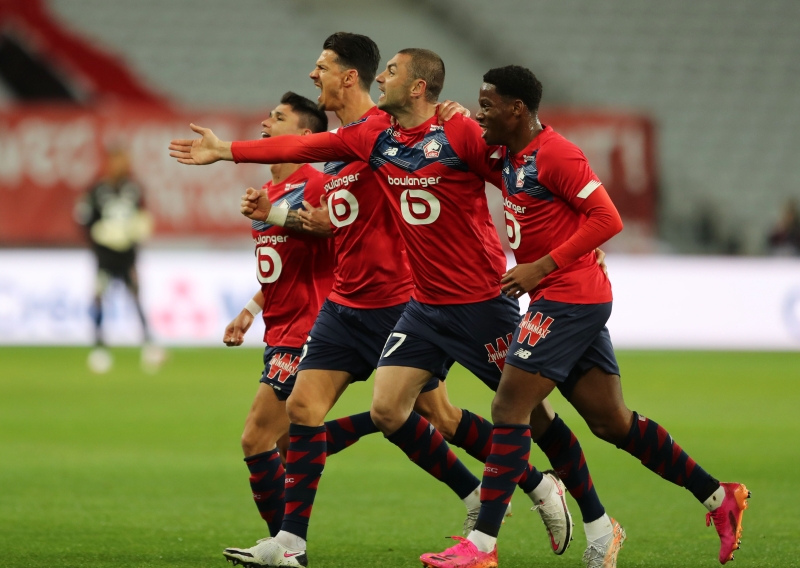 <p>Burak Yılmaz ile Jonathan David arasındaki uyuma dikkati çeken Galtier, bu iki futbolcunun sahada uyumlu şekilde performans sergilemeleri için antrenmanlarda bu konuda çalışma yaptıklarını aktardı.</p>