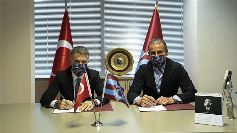 <p>Gztepe mandan sonra takma 4 gn izin veren teknik direktr Abdullah Avc, Trabzonspor Bakan Ahmet Aaolu ve bakan yardmcs Erturul Doan ile bir araya geldi.</p>