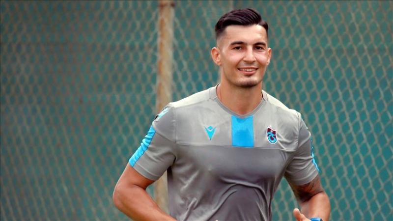 <p>EURO 2020 beklenmeyebilir</p><p>Trabzonspor Yönetimi bu transferden 20-25 milyon Euro arası bir gelir bekliyor. Bordo-Mavililer, bu yönde bir teklif yapılması halinde Haziran ayında düzenlenecek EURO 2020'yi beklemeyecek ve yıldız kaleciyi hemen satacak. </p>