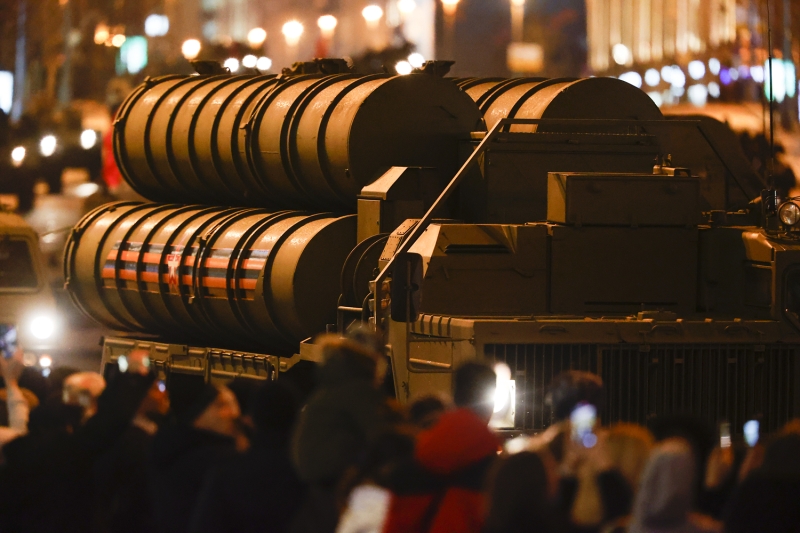 <p>Geçit törenine S-400 Triumph, orta menzilli hava ve füze savunma sistemi de katıldı.</p>