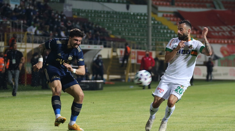 <p>Ozan Tufan'ın menajeriyle temasa geçen İngiliz ekibinin yetkilileri, oyuncu ile anlaşması halinde Fenerbahçe ile pazarlık bile etmeden 20 milyon euroyu vererek bu transferi hemen bitirmenin hesaplarını yapıyor. </p>