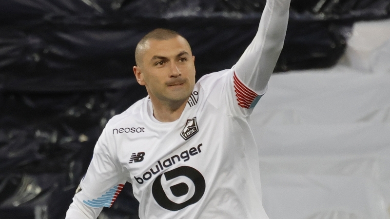 <p>Lille'in Olympique Lyon karşısında şampiyonluğu kaybettiğine inanıldığı anda Burak Yılmaz'ın attığı gollerle oyunu tersine çevirdiği vurgulandı.</p>