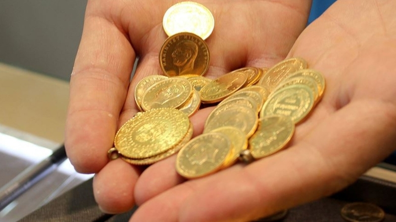 <p><b>ALTIN DAHA DA YÜKSELİR Mİ?</b></p><p><b><br></b></p><p>Son dönemde altın fiyatlarındaki yaşanan düşüşler vatandaşları altın fiyatları yükselir mi düşer mi? Altın satmak mı mantıklı almak mı mantıklı? sorularına cevap aramaya yönlendirdi.</p><p><br></p>