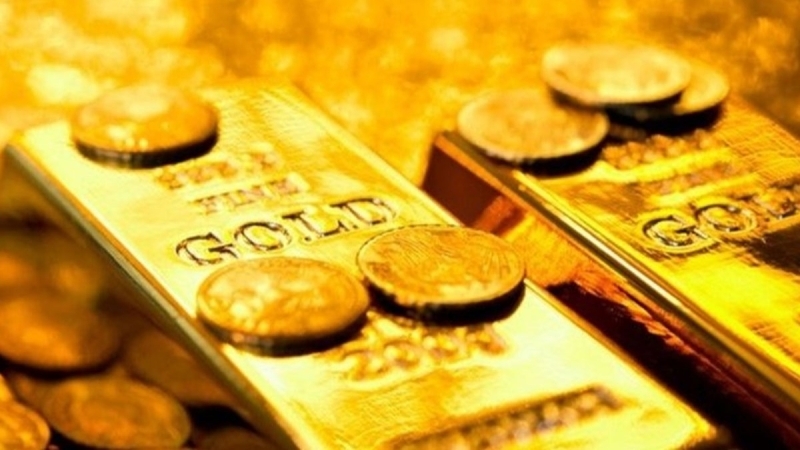 <p>ABD Hazine Bakanı Janet Yellen, bu hafta katıldığı etkinlikte, hükümet harcamaları nedeniyle ekonominin 'aşırı ısınmasını' önlemek için faiz oranlarının biraz artması gerekebileceğini ifade etmesinden birkaç saat sonra konuya açıklık getirdi ve faiz artırımının tahmin ettiği ya da önerdiği bir şey olmadığını, harcama paketlerinin enflasyonist bir sorun olacağını düşünmediğini kaydetti.</p><p>Öte yandan, ABD'de açıklanan verilere göre, tarım dışı istihdam nisanda 266 bin artarak 1 milyon olan beklentilerin oldukça altında kaldı. İşsizlik oranı da yüzde 5,8'den yüzde 6,1'e yükseldi.</p><p>Söz konusu gelişmelerle uluslararası piyasalarda altının ons fiyatında yükseliş eğilimi ivme kazanırken, yurt içinde de altının gram fiyatı yukarı yönlü hareket etti.</p><p>Altının ons fiyatı, bu hafta yüzde 3,53 değer kazanarak 26 haftanın en hızlı yükselişini kaydetti. Altının gram fiyatı ise 15 Şubat 2021'den bu yana etkili olan yükseliş trendine bu hafta da devam etti. En yüksek 489 lira seviyesini gören altının gram fiyatı, haftayı yüzde 2,9 artışla 485,1 liradan tamamladı.</p><p>'Yılın ilk çeyreğinde Türkiye, 31,5 tonluk altın sattı'</p><p>AA Finans Analisti İslam Memiş, yılın ilk çeyreğinde değer kaybeden altının nisan ayında hızlı yükseldiğini belirterek, 451 lira seviyesinden yıla başlayan altının gram fiyatının, şubatta 397 liraya kadar gerilemesinin ardından martta 480 liraya yükseldiğini kaydetti.</p><p><br></p>