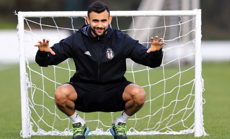 <p>Leicester City Rachid Ghezzal'ın satışına sıcak baksa da Avrupa'dan da başka taliplerin çıkmasının fiyatı daha da yukarı çekmesi ihtimal dahilinde.</p><p><br></p><p>Takvim</p>