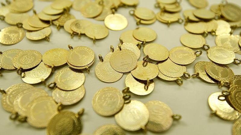 <p>489,50 liradan satılıyor.</p><p>Altın fiyatlarındaki değişim nedeniyle serbest piyasada canlı altın fiyatlarında son durum ve güncel altın yorumları yakından araştırılıyor.</p><p>Altın fiyatlarındaki değişim, yatırımcılar tarafından anbean takip ediliyor. Bu hafta 1,843 dolar seviyesini gören ons altın, haftayı 1.831,2 dolardan tamamladı. Analistler, altının ons fiyatında teknik açıdan 1.840 dolar direncinin gündeme geldiğini belirterek, 1.823 ve 1.794 dolar seviyelerinin destek konumunda olduğunu söyledi.</p><p><br></p>