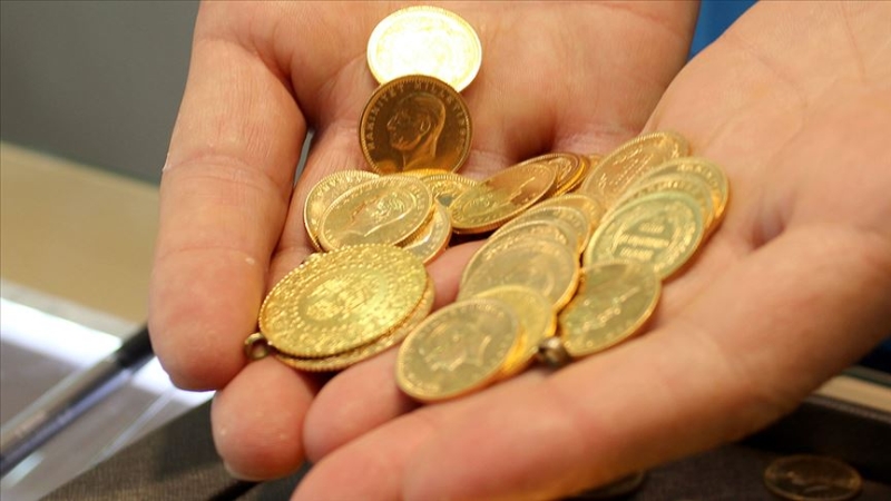 <p><b>ALTIN DAHA DA YÜKSELİR Mİ?</b></p><p><b><br></b></p><p>Son dönemde altın fiyatlarındaki yaşanan düşüşler vatandaşları altın fiyatları yükselir mi düşer mi? Altın satmak mı mantıklı almak mı mantıklı? sorularına cevap aramaya yönlendirdi. </p><p><br></p>