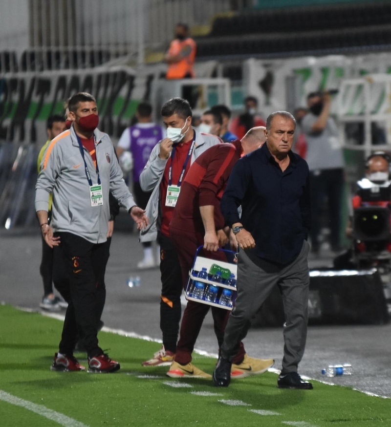 <p>Olas� bir �ampiyonluk durumunda Be�ikta� ba�kan� Ahmet Nur �ebi'nin s�zleri �zerinden �ampiyonluk kampanyas� y�r�tmek i�in haz�rl�klar�na ba�layan Galatasaray Y�netimi de �ebi'nin<b> 'Tabii ki alk��layacak'</b> s�zleri �zerine planlama yap�yor.</p><p><br></p><p>Sporx</p>
