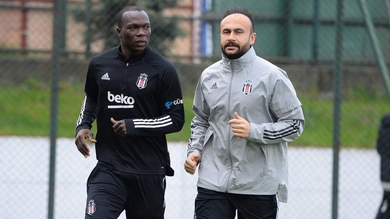 <p>Sözleşmesinde <b>'30 resmi maçta oynarsa sözleşmesi 1 yıl uzar'</b> maddesi bulunan Aboubakar, 29 karşılaşmada forma giydiği için serbest oyuncu statüsü kazandı.</p>