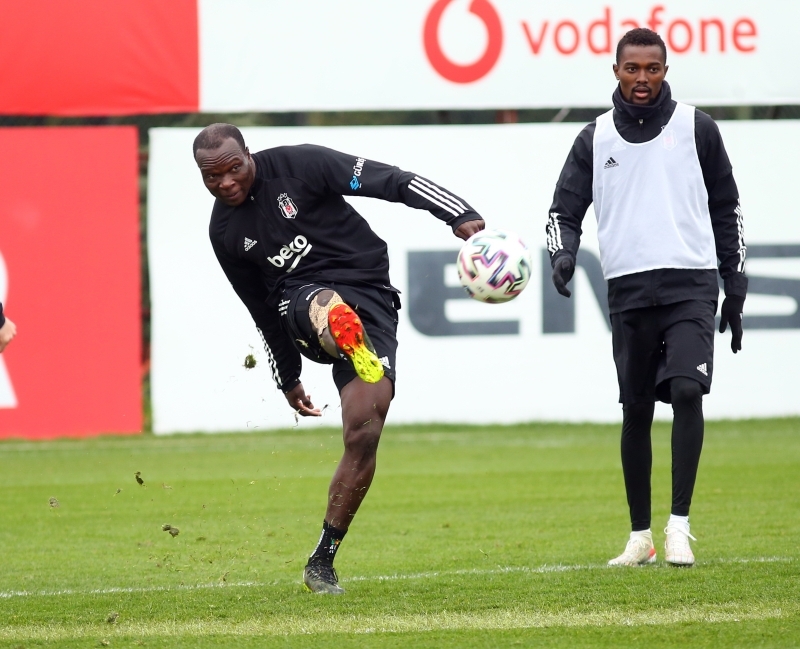 <p>Siyah Beyazlılar'dan geçen sezon 1.5 milyon euro kazanan Aboubakar'a Beşiktaş, Fenerbahçe ve Arap yarım adasından teklifler bulunduğu öğrenildi.</p>