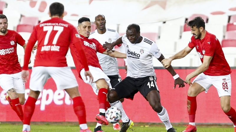 <p>Kamerunlu oyuncu, Siyah Beyazlılar'la çıktığı 3 kupa maçında da 1 gol kaydetmişti.</p><p><br></p><p>Ajansspor</p>