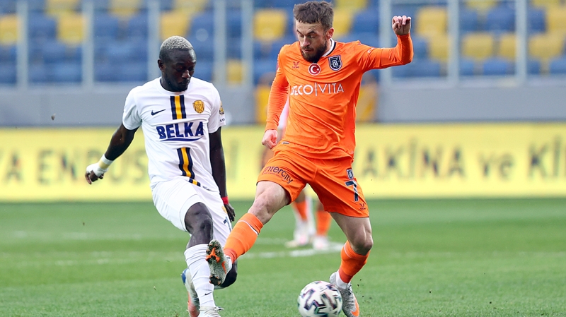 <p>Geçtiğimiz dönemlerde Boşnak oyuncuyu kadrosuna katmak için tüm şartları zorlayan Kanarya, mutlu sona yaklaştı.</p>