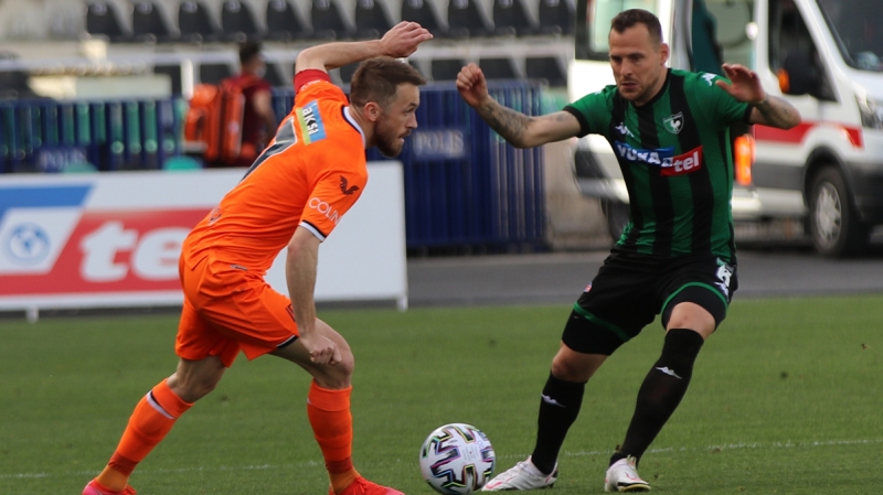 <p>31 yaşındaki futbolcu, yıllardır kendisinde ısrarcı olan Fenerbahçe'ye gitmek istediğini açık bir dille Başakşehir'e iletti.</p>