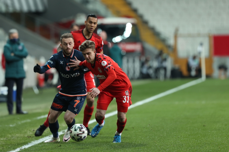 <p>Belözoğlu'nun Başakşehir'de birlikte oynadığı yıldız futbolcuyla sürekli temas halinde olduğu belirtildi. </p>