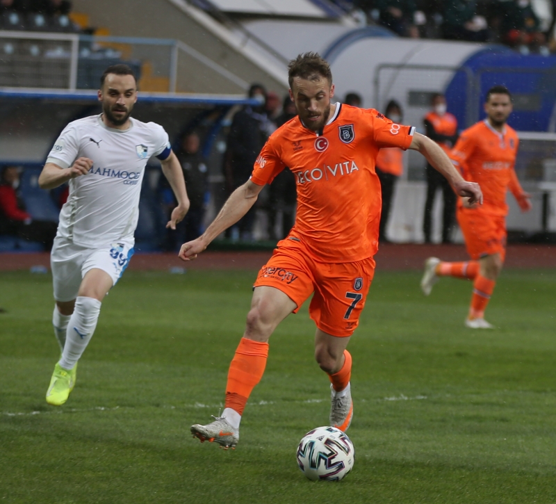 <p><b>379 MAÇTA 106 GOL, 109 ASİST</b></p><p><br></p><p>Başakşehir'de toplam 379 resmi karşılaşmaya çıkan Edin Visca, 215 gole direkt katkı sağladı. Bu maçlarda 106 kez rakip fileleri havalandıran Boşnak futbolcu, 109 da asist yaptı. Yıldız futbolcunun kariyerinde 1 kırmızı kart bulunurken, 26 da sarı gördü.</p><p>Fotomaç</p>