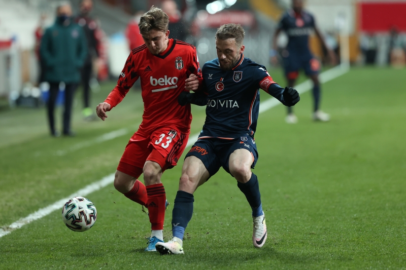 <p><b>SON 3 SEZONUN EN ÇOK ASİST YAPAN İSMİ</b></p><p><br></p><p>Süper Lig'de Başakşehir formasıyla 10. sezonuna tamamlayan Edin Visca, bu süreçte Türkiye'nin öne çıkan futbolcularından oldu. </p>