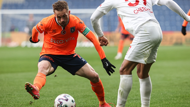 <p>2020-21'de 36 resmi maçta oynayan tecrübeli kanat, 5 gol attı, 11 asist yaptı.</p>