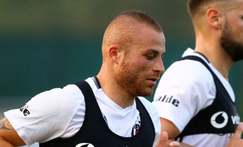 <p>Siyah beyazlı teknik adam, sözleşmesi biten <b>Gökhan Töre</b>'yle ise yeniden anlaşılmasını istiyor.</p>