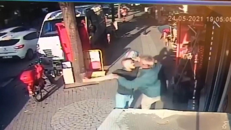 <p>Sald�r�ya u�rayan ki�i marketin �n�ndeki piknik t�plerinden birini alarak, arkada��n�n kafas�na vurdu.</p>