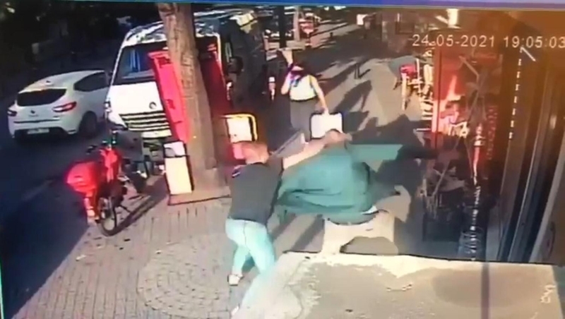 <p>�kiliden biri yolun kar��s�na ge�ip, kald�r�mda y�r�rken arkas�ndan gelen arkada��n�n yumruklu sald�r�s�na u�rad�. </p>