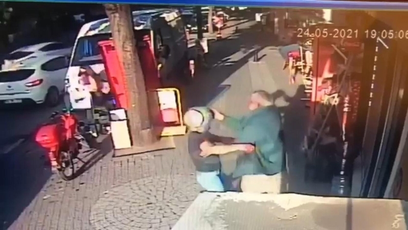 <p>Bir s�re sonra aya�a kalkmay� ba�aran ki�i olay yerinden sendeleyerek, uzakla�t�.</p>