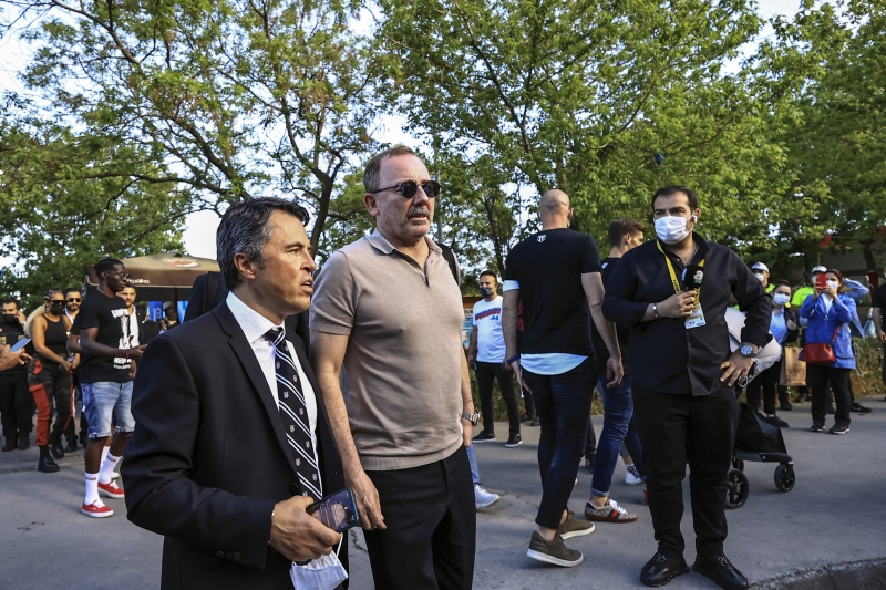 <p>Televizyonda sürekli maddiyat konuşuyorlar, sizin şampiyonluklardan anladığınız bu mu? Biz daha farklı duygular tatmak istiyoruz, başka duygular tatmak istiyoruz. Bana kontrat getirdiler, ben ne yazdığını bilmiyorum, okumadım. 1 sayfasını bile okumadım. Anladığınız maddiyat mı? Tabii ki maddiyat kısmı var, ciddi bir iş yapıyoruz ama biz bunu anlamıyoruz. Biz sürdürülebilir başarı, kurulacak kadro anlıyoruz. Şampiyonlar Ligi, lig oynayacağız, nasıl bir kadro kuracağız? 2 kupa kazandık, şampiyon olduk, ne oldu? Onunla mı övüneceğiz? Maddiyat mı anladınız? Konuşulanları duyunca üzülüyorum gerçekten.</p>