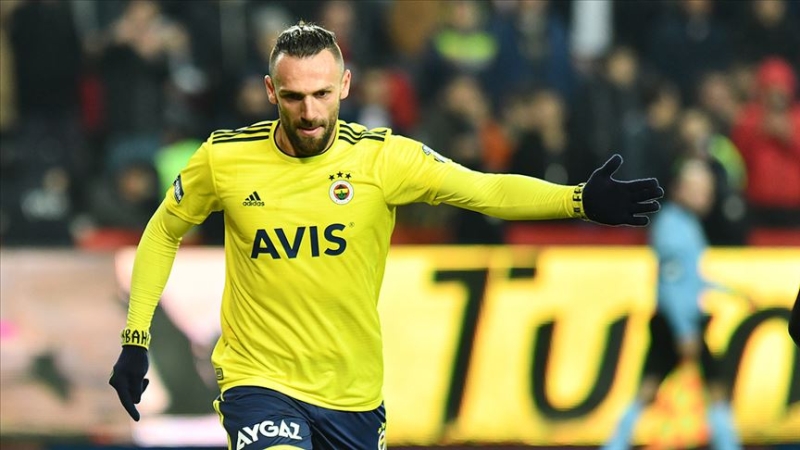 <p><b>GÖZLER YENİ HOCADA</b></p><p><br></p><p>Fener Vedat Muriç transferi için Lazio'nun yeni hocasını bekliyor. </p>
