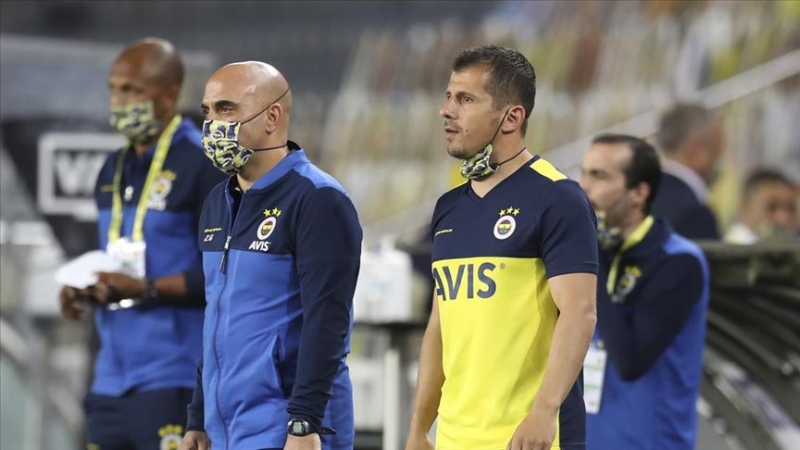 <p>mit zat yapt paylamda, <b>'Bir adam seversiniz, sevmezsiniz ama Fenerbahe'nin hocas olarak grevine bu sene de devam etmeliydi. Takm en iyi o tanyor.'</b> ifadelerini kulland.</p><p>Fanatik</p>