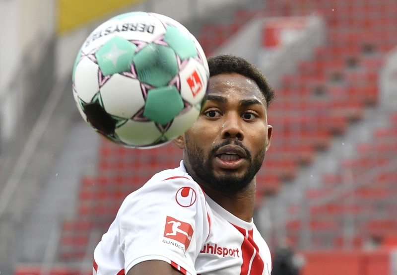 <p><b>GEÇEN SENE GALATASARAY'A ÖNERİLMİŞTİ</b></p><p><br></p><p>Geçtiğimiz yıl aralık ayında Henry Onyekuru için İstanbul'a gelen menajer William D'Avila, Emmanuel Dennis'i Galatasaray'a önermiş fakat transfer gerçekleşmemişti.</p>