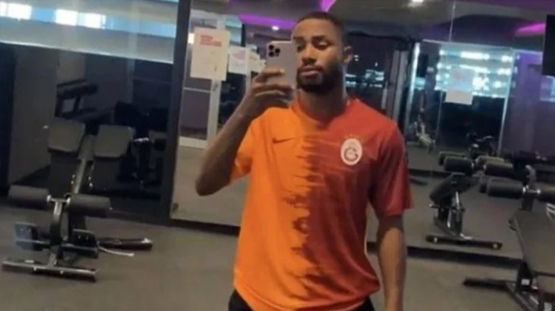 <p>Spor salonunda Galatasaray formasıyla çalışan 23 yaşındaki oyuncunun paylaşımları sonrası transfer dedikoduları yayıldı.</p>