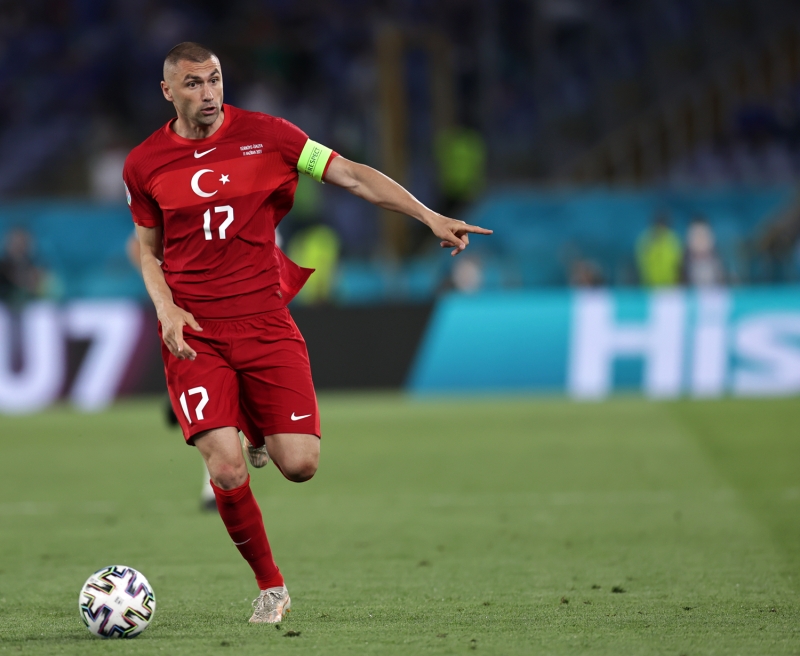 <p>Burak Yılmaz, Rüştü Reçber'in 35 yaş 46 günlük rekorunu 35 yaş 331 günle kırmayı başardı.</p>