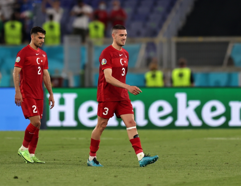 <p><b>MERİH KENDİ KALESİNE </b></p><p><br></p><p>52. dakikada Merih Demiral'ın kendi kalesine attığı golle İtalyanlar karşısında 1-0 geriye düştük. </p>