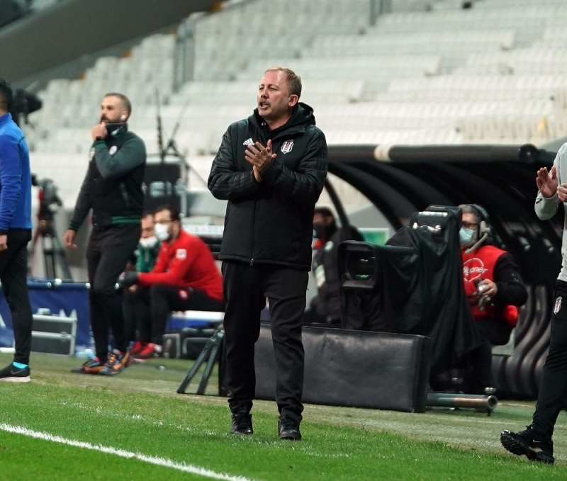 <p>Beikta'n Sergen Yaln ile yapaca yeni kontrata baar bonuslarn da ekledii renilirken, Yaln'n yola ekibiyle birlikte devam edecei renildi.</p>