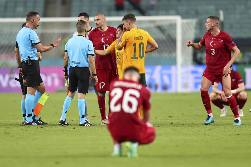 <p><b>Daily Mail </b>de, 'Gareth Bale'in büyülü performansıyla Ramsey ve Roberts'ın golleri galibiyeti getirdi' değerlendirmesini yaptı, Galler'in 3'üncü olduğu EURO 2016'ya atıfta bulunarak, şunu kaydetti:</p><p>'Galler, devre arasından sonra 2016 ruhunu yeniden keşfetti.'</p>