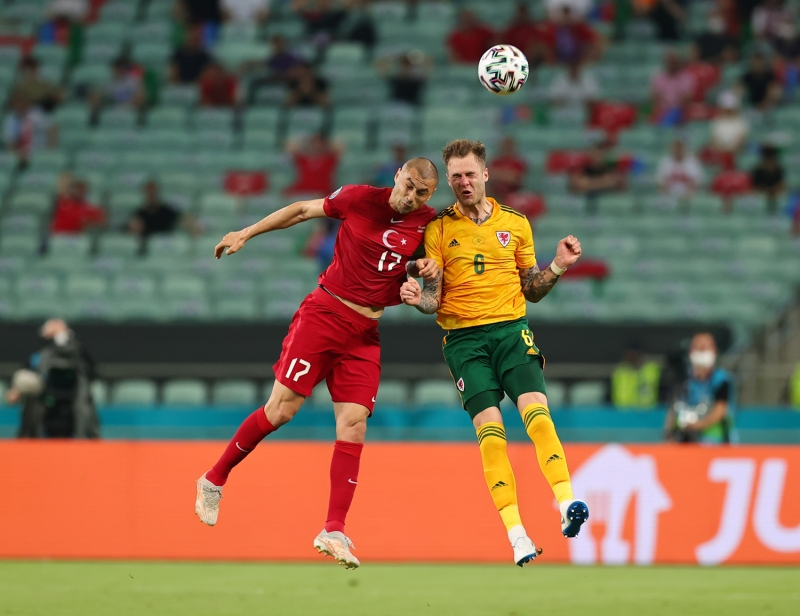 <p>The Sun ise 'Bale'in şok edici penaltı kaçırmasına rağmen Ramsey ve Roberts ikilisi golleriyle ejderhalara 3 puanı kaptı, Ejderhalar, Bakü'de binlerce Türk taraftarıyla evinde gibi oynayan Türkiye'ye karşı galibiyete uzandı' yorumunu yaptı.</p>