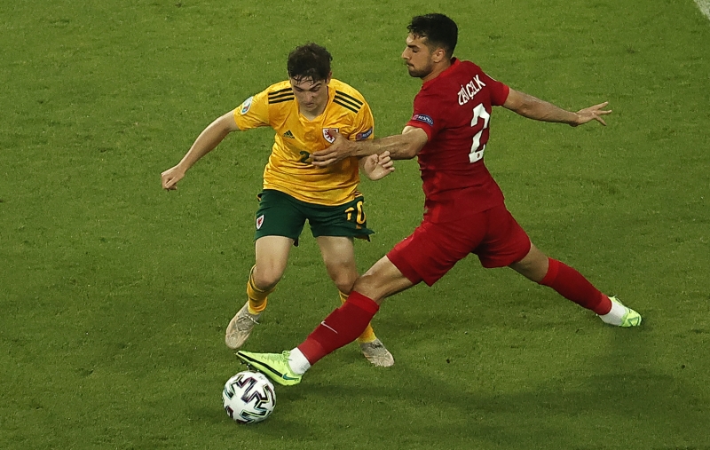 <p>Alman basınında ise <b>Bild</b>, 'Süperstar Bale', Stern de, 'İki asist ve eksik bir penaltı. Türkiye'ye karşı oynanan oyunda, Galli süperstar Gareth Bale'de deha ve delilik bir kez daha birbirine yakındı' ifadeleriyle yine Galler'in kaptanını öne çıkardı.</p>