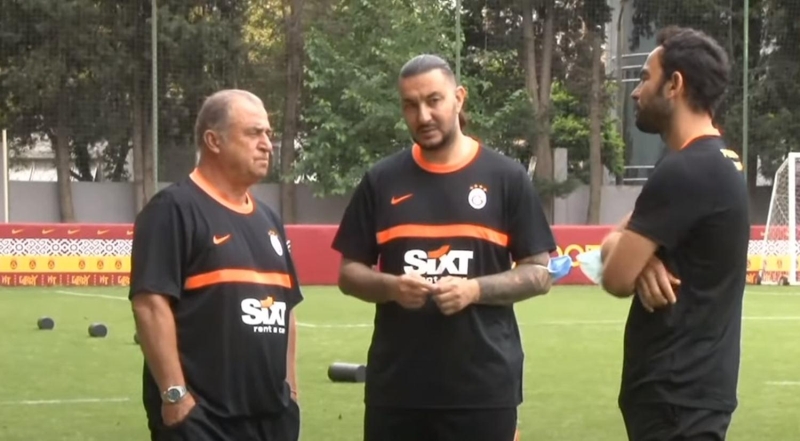 <p>Fatih Terim, daha sonra antren�rler Sel�uk �nan ile Necati Ate�'ten bilgi ald�.</p>