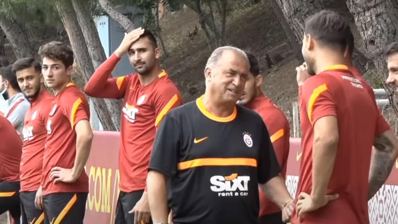 <p>Ard�ndan antrenman sahas�na ge�en Fatih Terim, futbolcular taraf�ndan alk��larla kar��land�. </p>