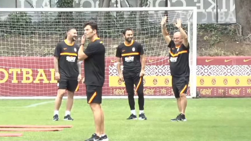 <p>Terim de bu taraftara el sallayarak kar��l�k verdi.</p>