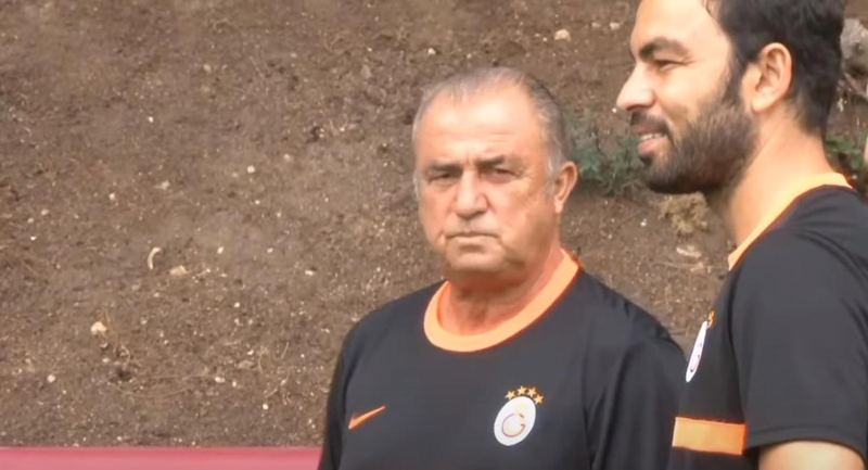 <p>�dmanda sar�-k�rm�z�l� futbolcular g�� ve dayan�kl�l�k �al��mas� ger�ekle�tirdi.</p>