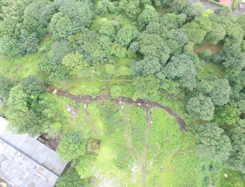 <p>Sığınağın kapısının, yeşil bir telefon kulübesi tarafından gizlediği söylentilerinin asılsız olduğu iddia ediliyor. Ancak bazı bölgede yaşayan bazı insanlar, tepedeki yapıyı kaldırılana kadar gördüklerini hatırladıkları konusunda ısrar ediyor. <b>(Milliyet)</b></p>