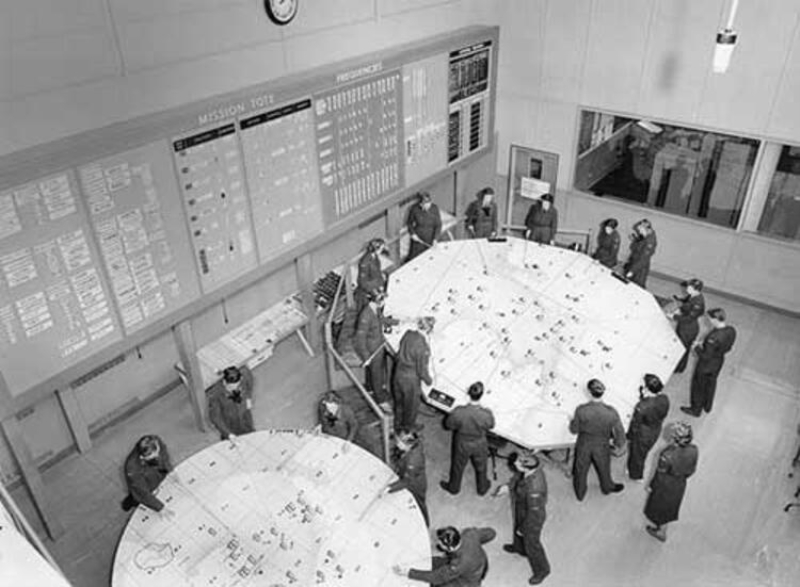 <p>Devasa yapı, 30 bin metrekarelik bir yeraltı binasına sahip ve İngiltere'nin en önemli isimlerini güvende tutabilecek kapasitede üç kata yayılmıştı.</p>