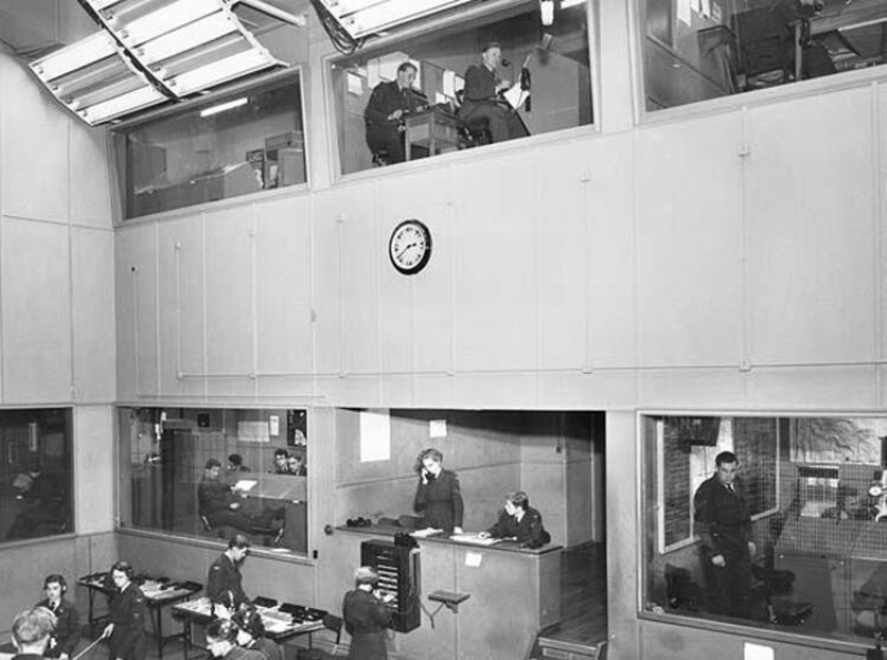 <p>Sığınak, bir BBC yayın stüdyosu ile donatılmıştı; Kraliçe'yi ve İngiliz Hükümeti'nin bir üyesini, ordu mensuplarını, polisi, itfaiyeyi ve acil yardım ekibini ve BBC personelini barındıracaktı.</p>