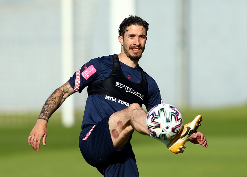 <p><b>KAPSAMLI ARAŞTIRMA YAPILACAK</b><br></p><p><br></p><p>Hatta Atletico'nun, Vrsaljko'yu bedelsiz olarak bile gönderebileceği bilgisine ulaşıldı. Ancak geçen sezon geçirdiği diz ameliyatı nedeniyle birçok maçta takımını yalnız bırakan 29 yaşındaki futbolcu, soru işareti yarattı. </p>