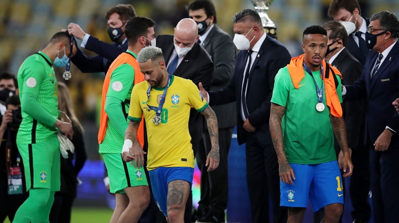 <p>Ödül töreninin ardından Neymar soluğu arkadaşının yanında aldı.</p>