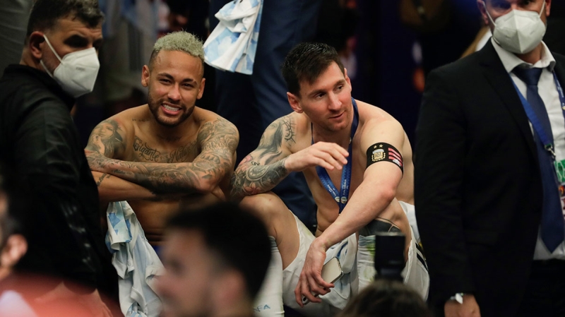 <p>Karşılaşmanın ardından yeniden Messi'nin yanına giden Neymar arkadaşıyla zaman geçirdi.</p>